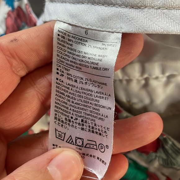 BANANA REPUBLIC || Floral Shorts Size 6 - Picture 8 of 8